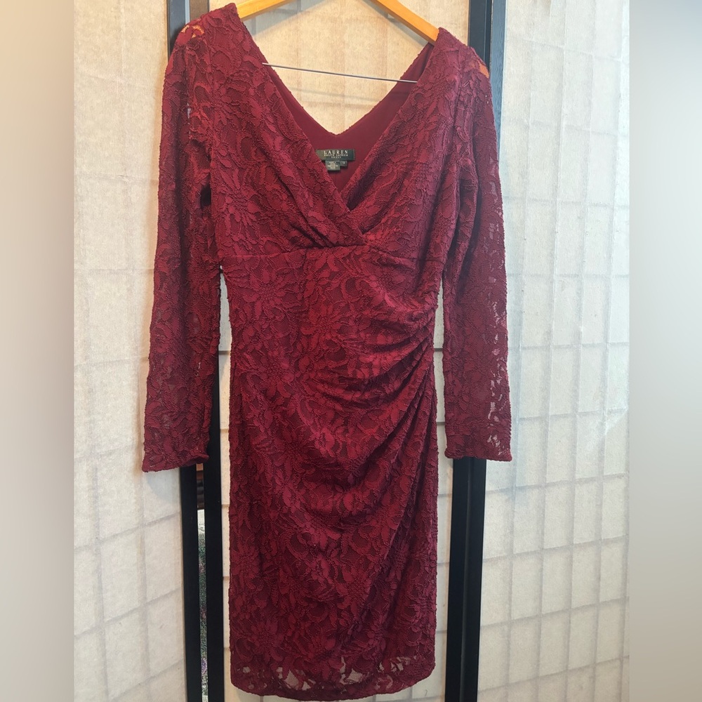 LAUREN RALPH LAUREN Oxblood Ruched Sheath Lace Long Sleeve V-Neck, Lined Dress